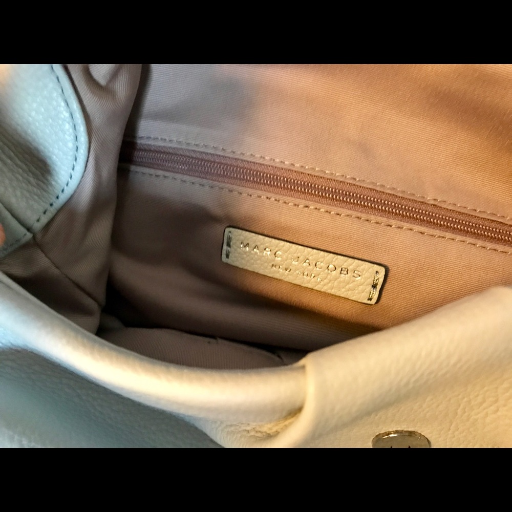 Marc Jacobs Classic Leather Messenger Bag - Picture 5 of 8